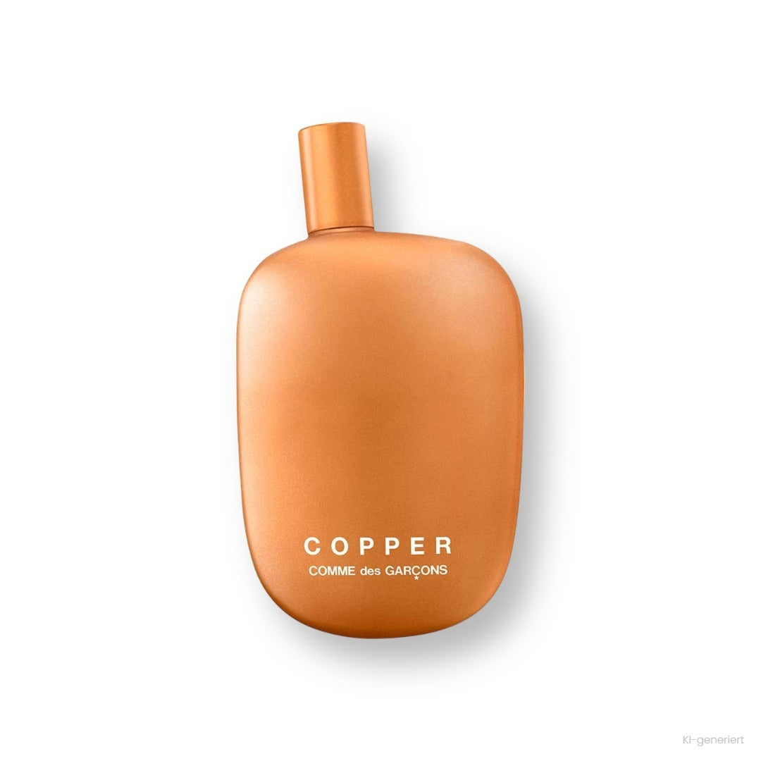 Comme des Garçons Copper Eau de Parfum, kupferfarbener Flakon mit abgerundeter Form und Schriftzug