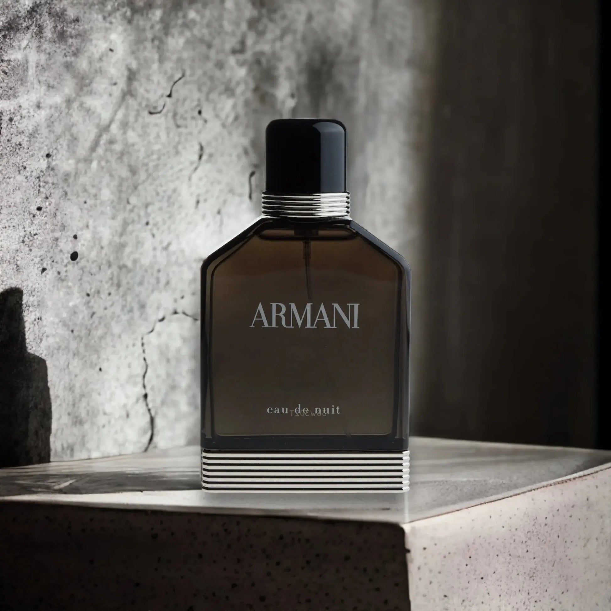 Herrenparfum Armani Eau de Nuit Flakon, dunkles Glas, moderner Hintergrund