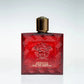 Roter Versace Eros Flame Eau de Parfum Flakon mit goldenem Verschluss auf weißem Hintergrund
