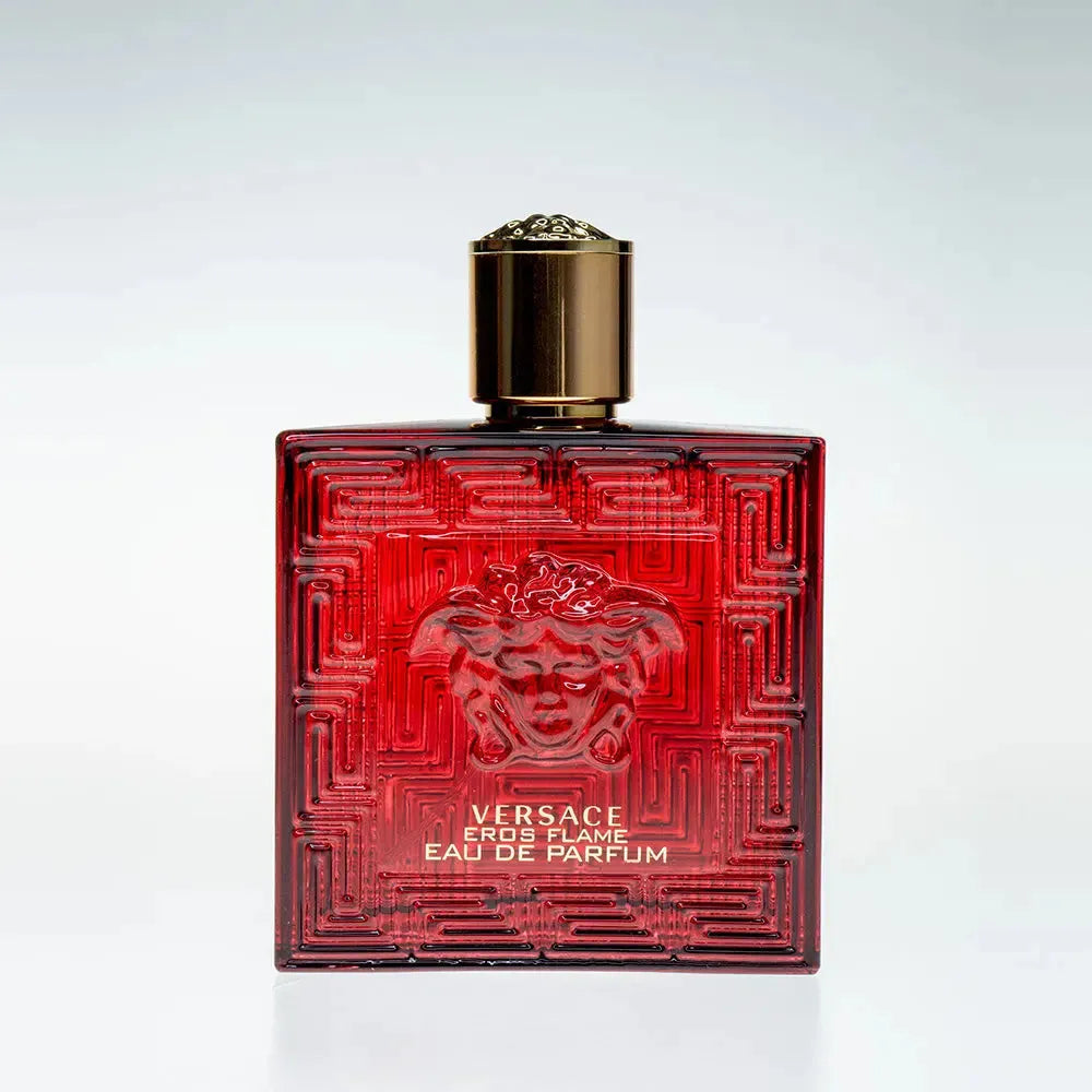 Roter Versace Eros Flame Eau de Parfum Flakon mit goldenem Verschluss auf weißem Hintergrund