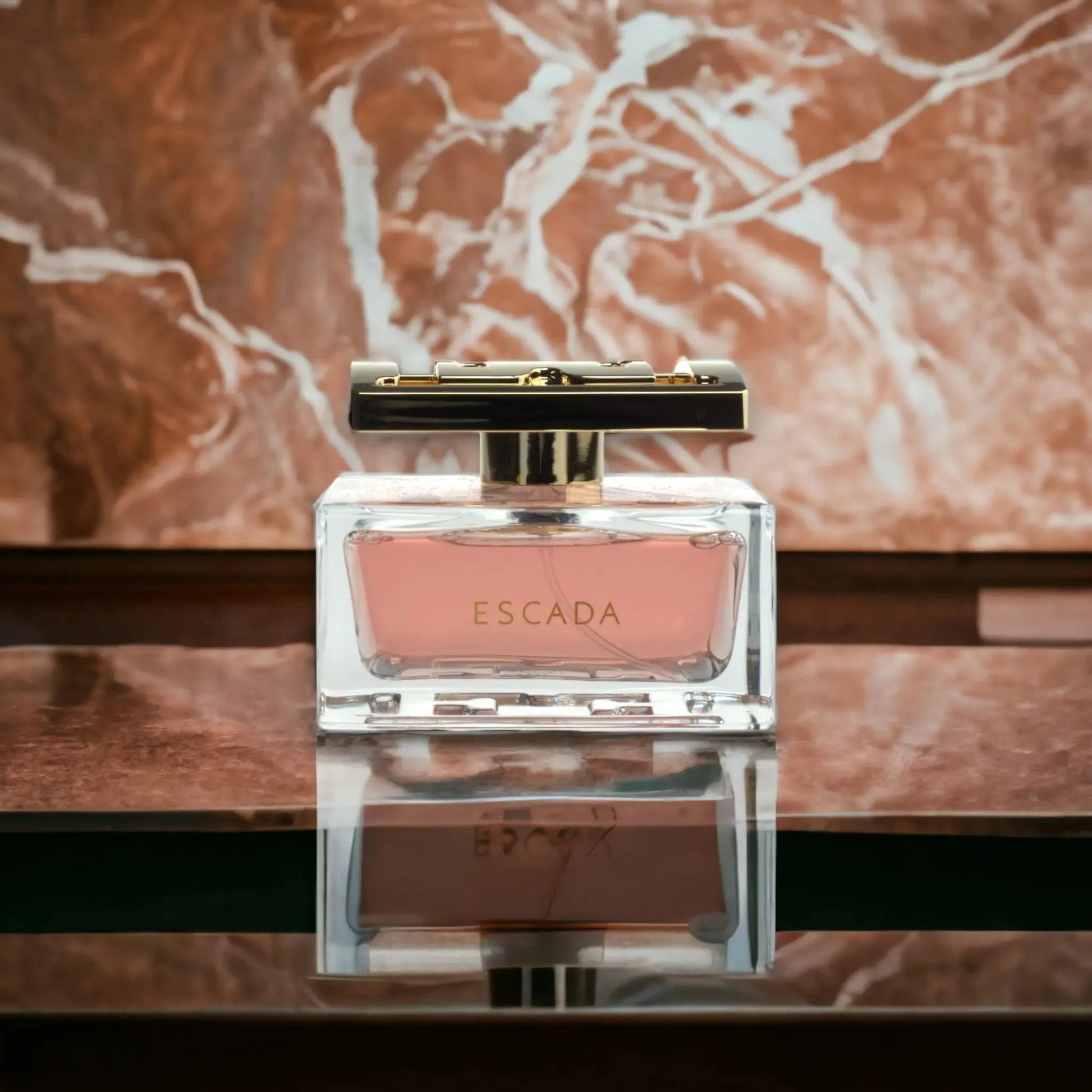 Luxuriöses Parfumflakon mit rosafarbenem Duft, goldener Deckel, Marmortisch, elegant