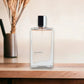 Eau de Toilette Flakon Jil Sander Eve auf Holztisch mit elegantem Hintergrund
