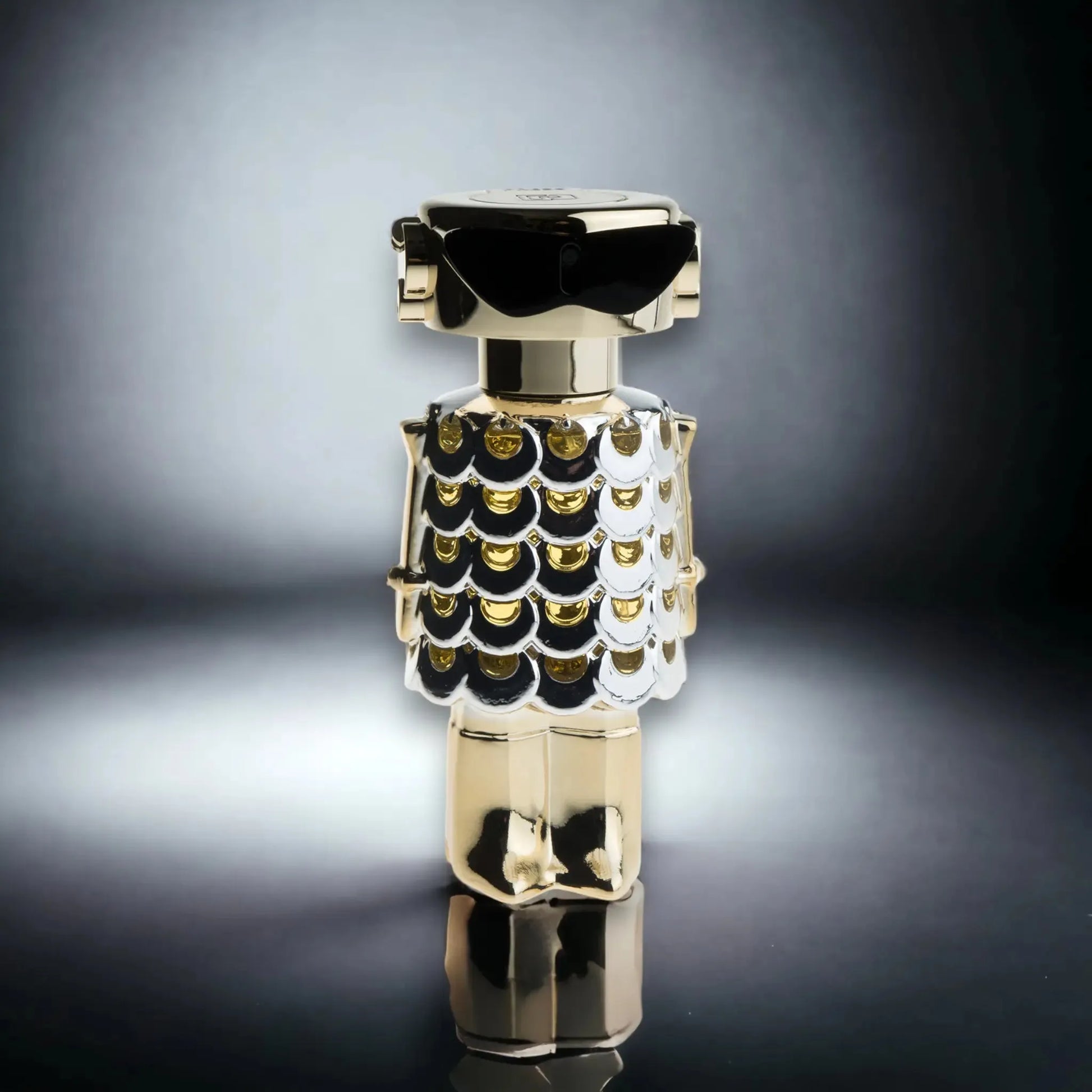 Goldenes Parfumflakon im Robot-Design, luxuriös und dekorativ, auf dunklem Hintergrund