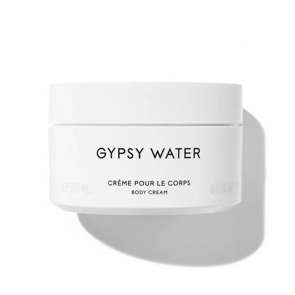 Weiße Dose Gypsy Water Body Cream Körpercreme vor hellem Hintergrund