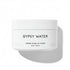 Weiße Dose Gypsy Water Body Cream Körpercreme vor hellem Hintergrund