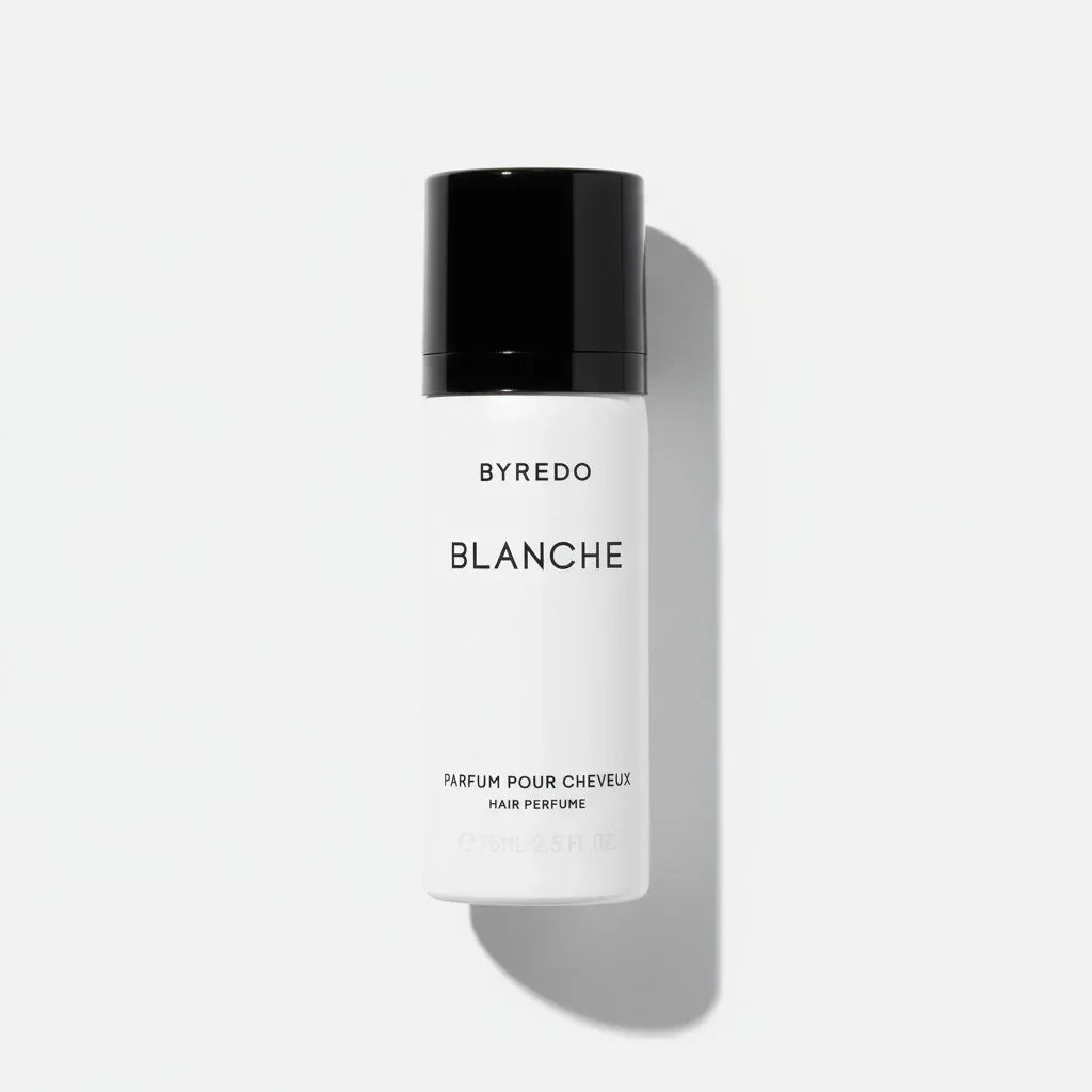 Byredo Blanche Haarparfüm in weißem Flakon mit schwarzem Verschluss vor hellem Hintergrund