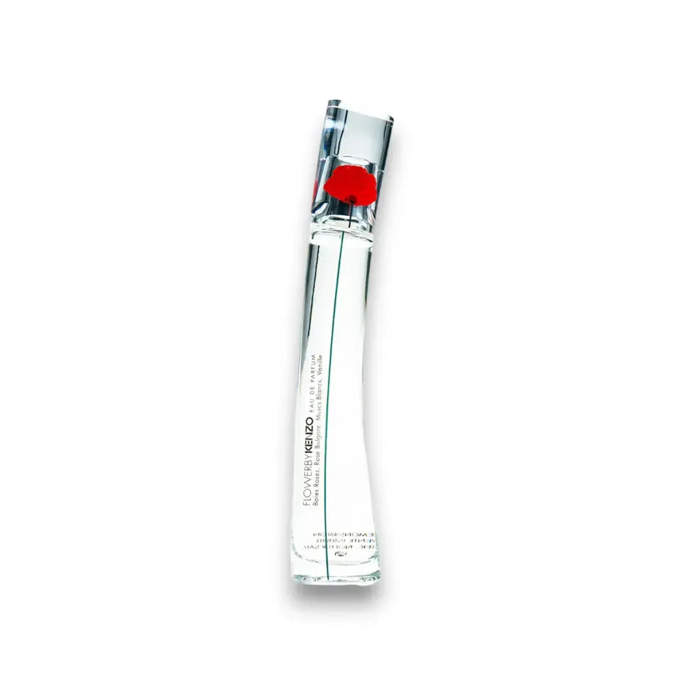Transparenter Parfümflakon mit rotem Mohn, elegantes Eau de Parfum, Produktfoto auf Weiß