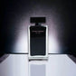 Schwarzer Flakon Narciso Rodriguez for her Eau de Toilette minimalistisch auf spiegelnder Fläche