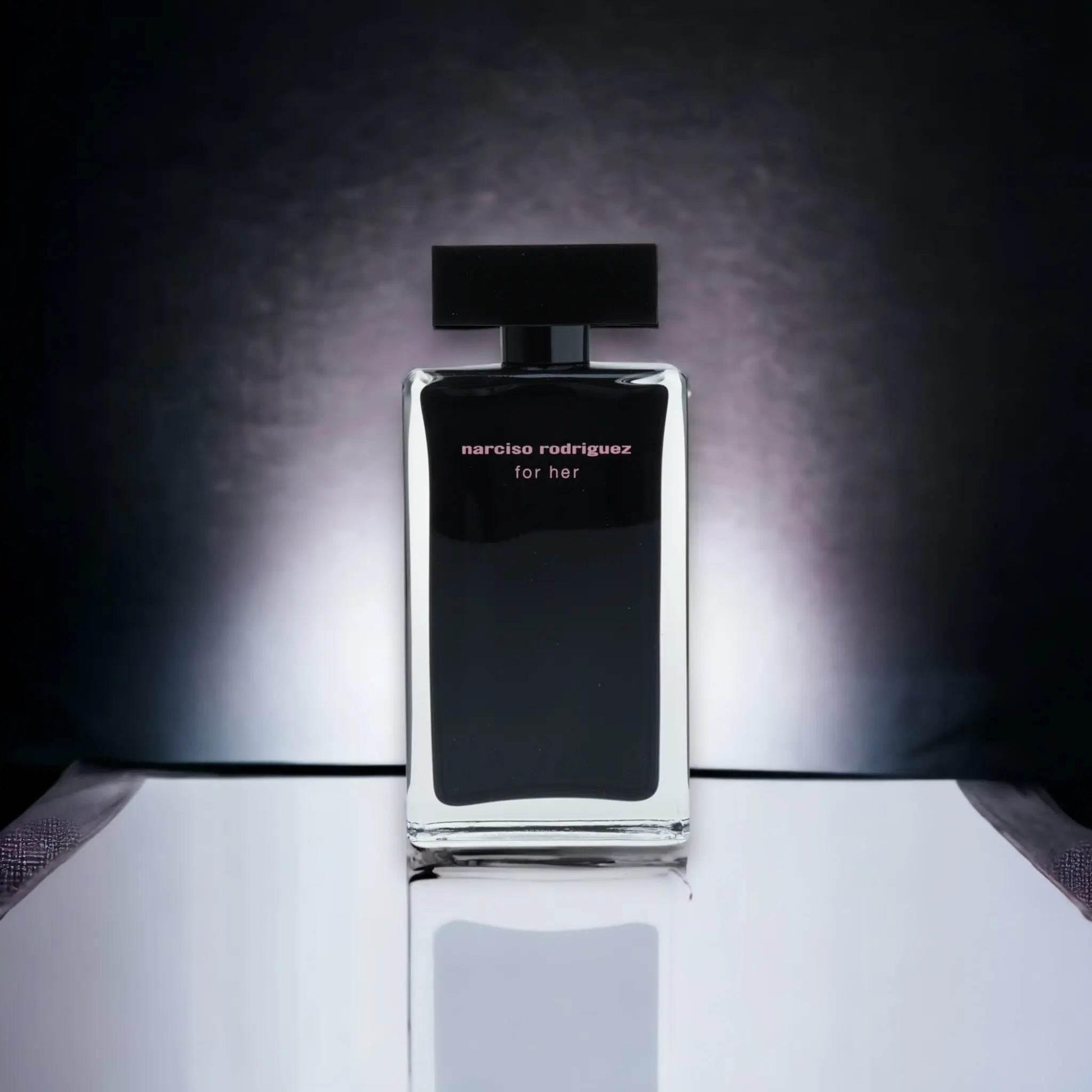 Eleganter Eau de Toilette Flakon in Schwarz mit Aufschrift für Damen auf spiegelndem Untergrund