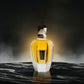 Luxuriöser Parfumflakon mit goldener Kappe auf dunklem, stilvollem Hintergrund.