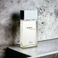 Minimalistischer Flakon Higher Energy Eau de Toilette vor Betonhintergrund, Duft für Herren
