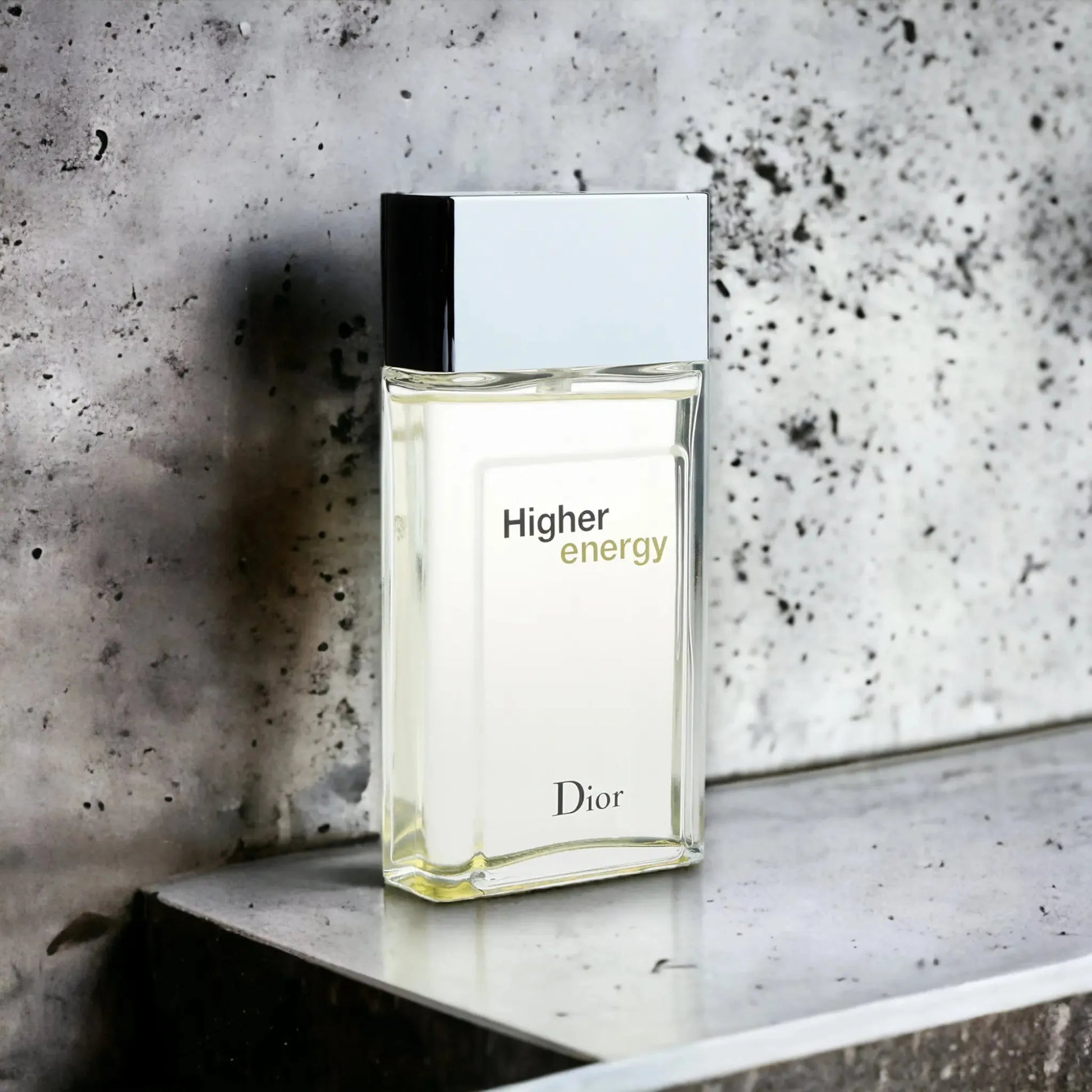 Minimalistischer Flakon Higher Energy Eau de Toilette vor Betonhintergrund, Duft für Herren