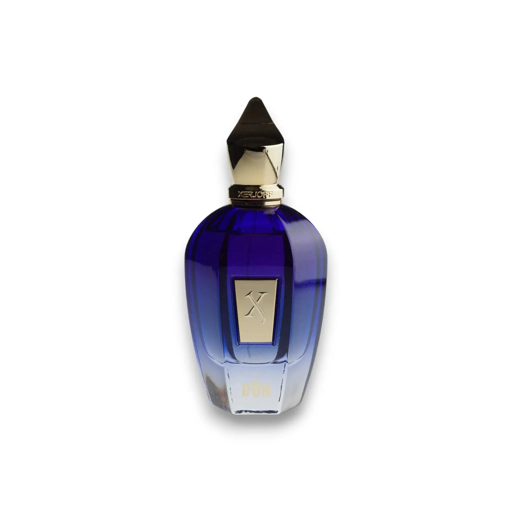 Luxuriöser blauer Parfumflakon mit goldener Verschlusskappe auf weißem Hintergrund