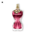 Rosa Parfumflasche mit goldener Blütenverzierung und eleganter Form