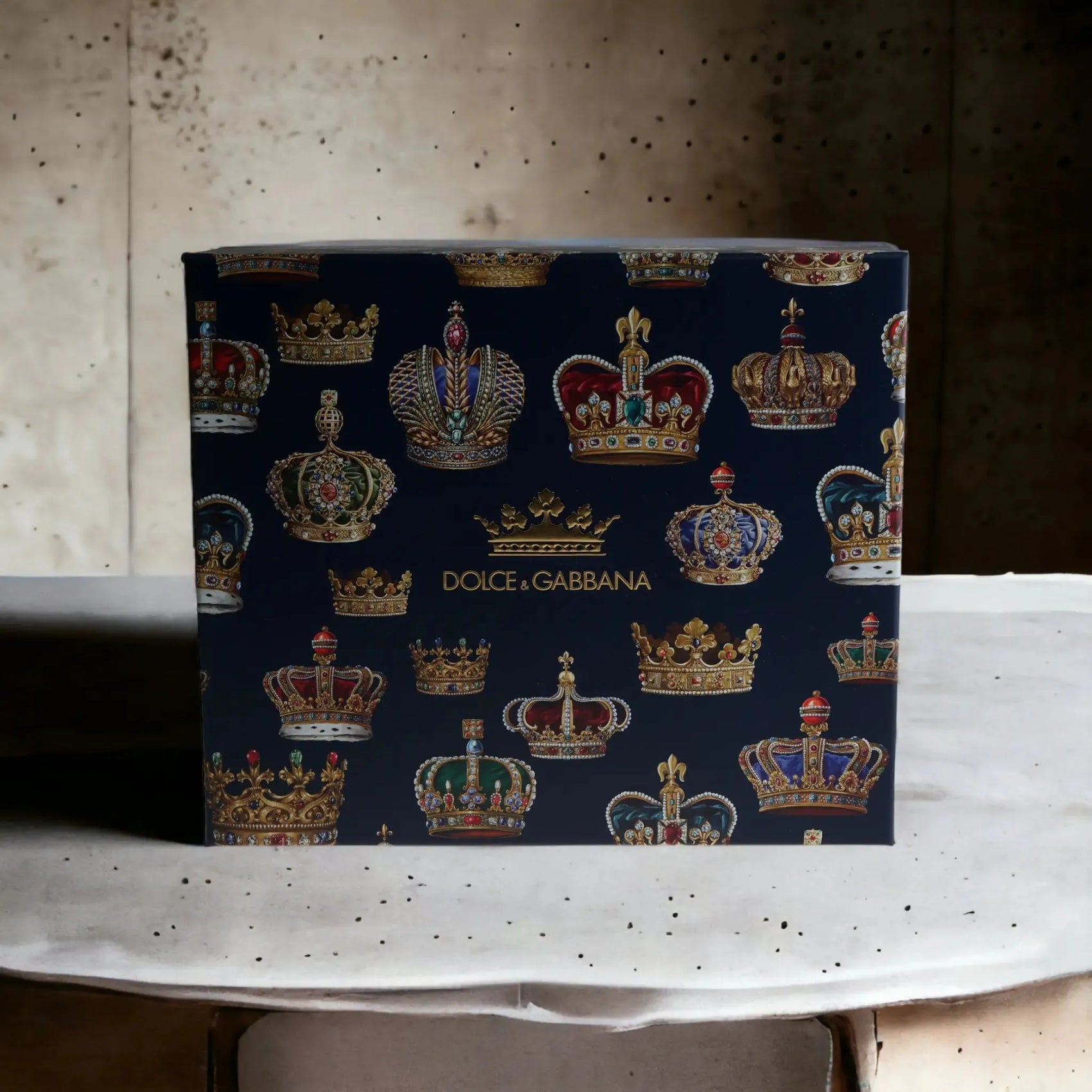 Edle Geschenkbox mit verzierten Kronen und Dolce & Gabbana Logo, Parfum-Set Design