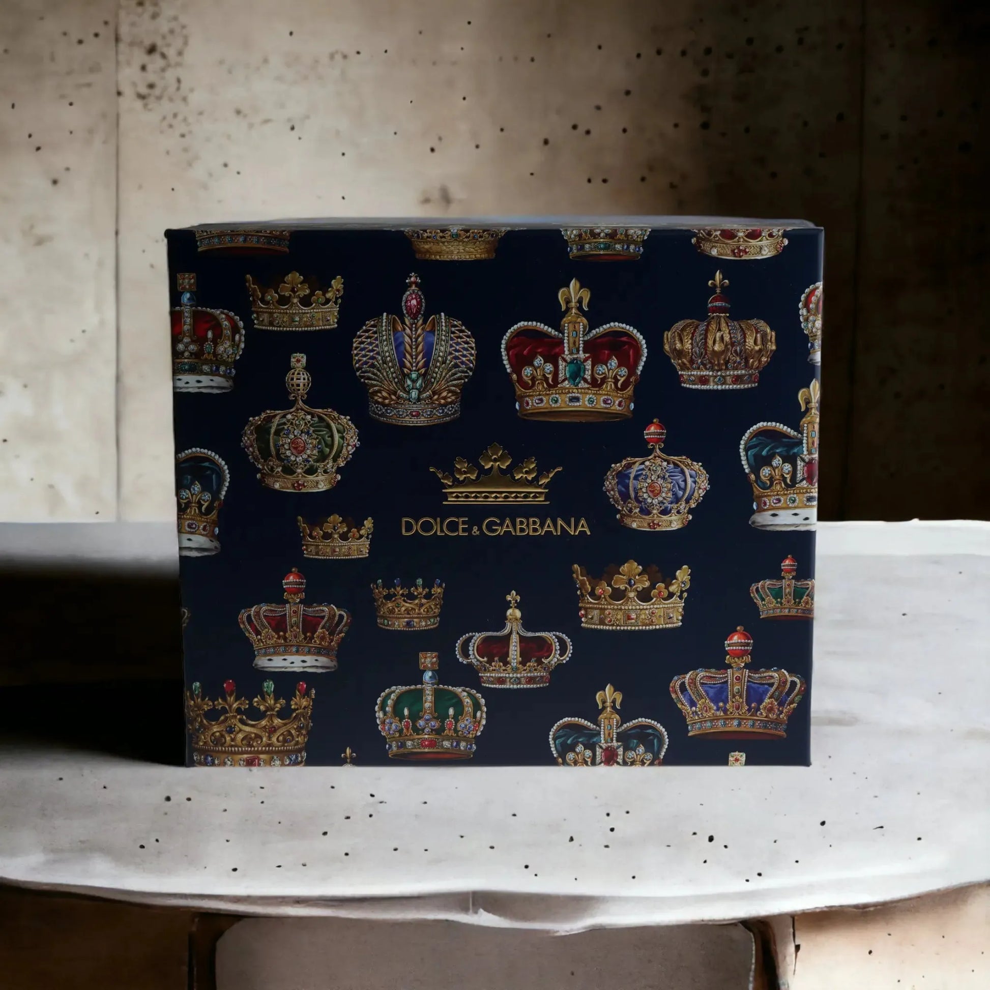 Edle Geschenkbox mit verzierten Kronen und Dolce & Gabbana Logo, Parfum-Set Design