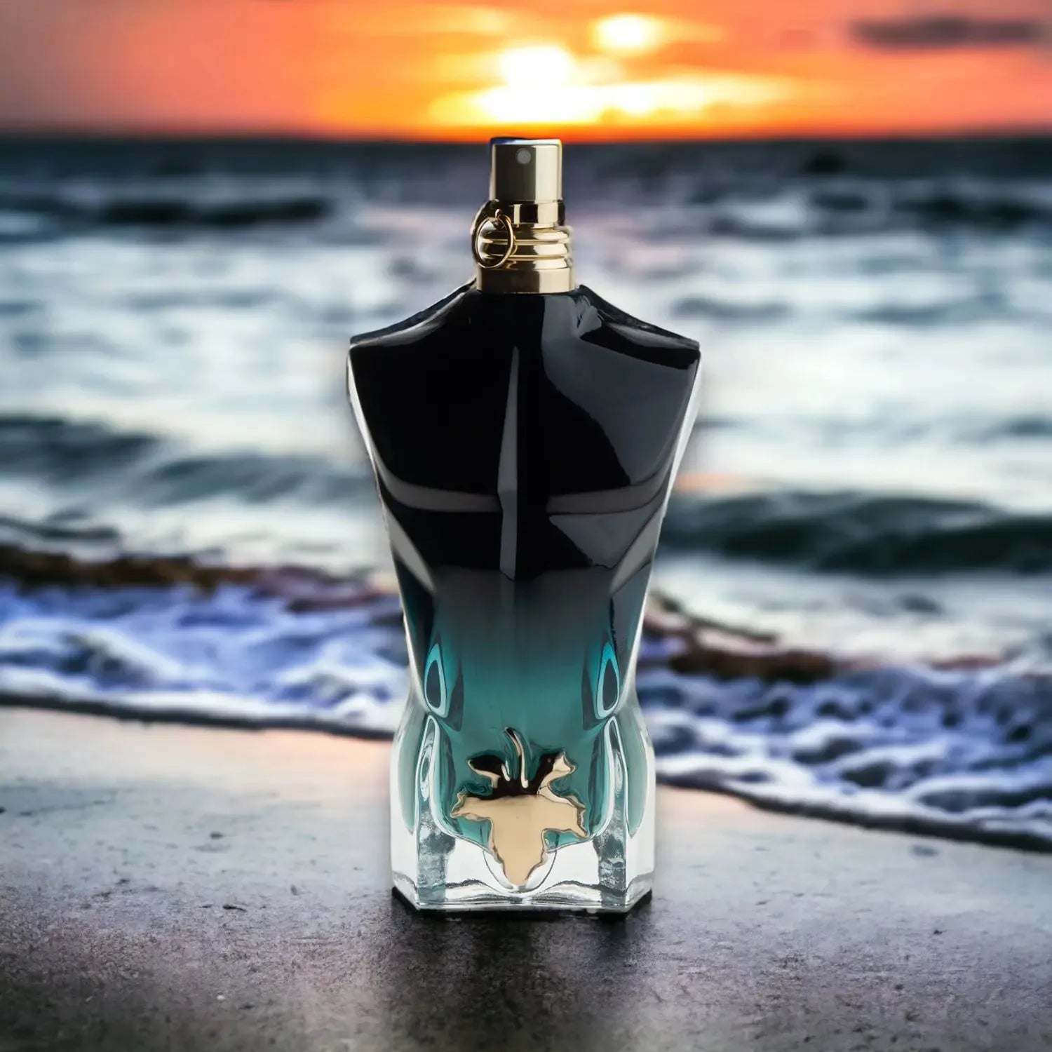 Luxuriöses Parfümflakon in Körperform am Strand bei Sonnenuntergang, edles Design