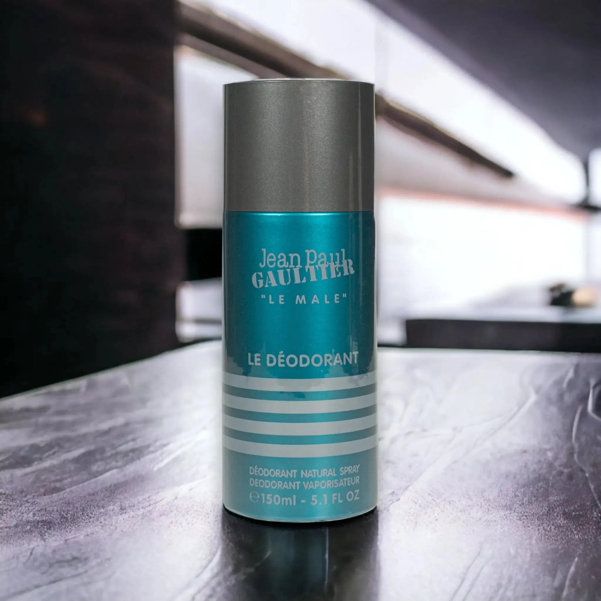 Türkise Deospray-Dose Le Male auf Tisch, modernes Herren-Deodorant, 150 ml