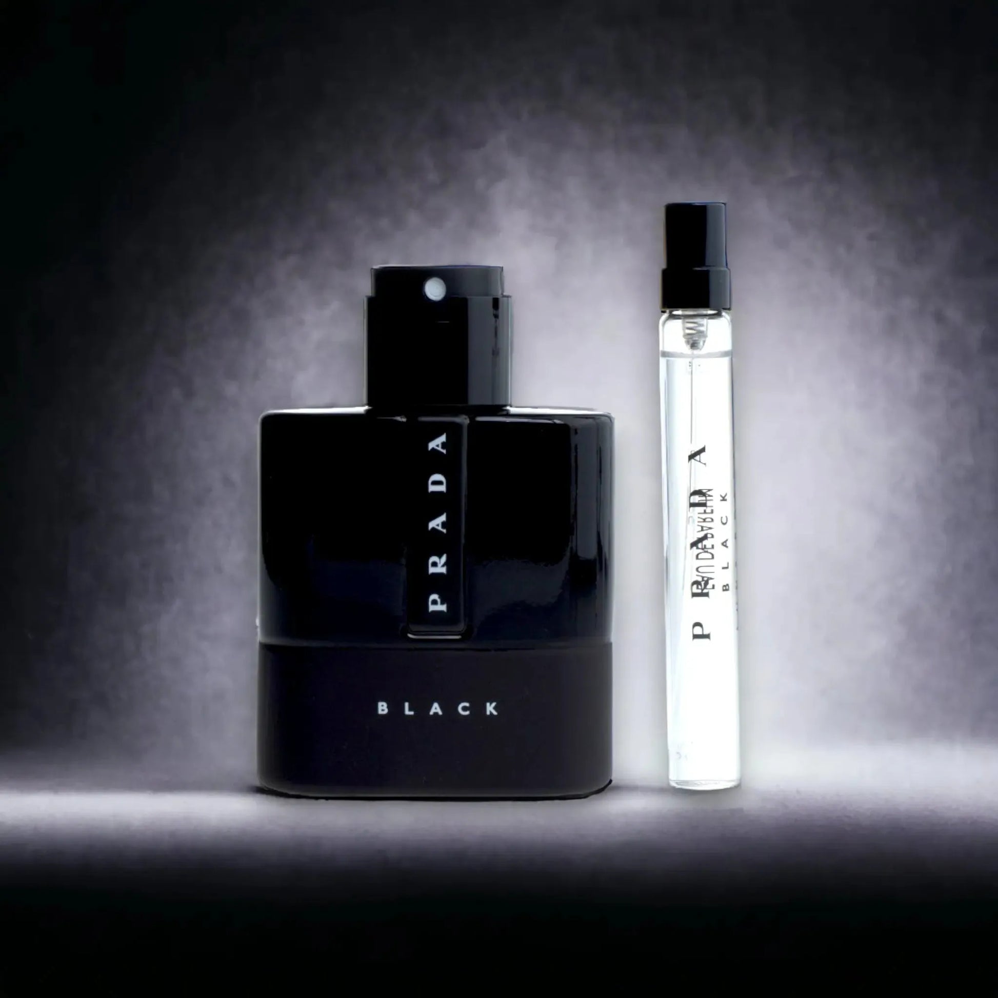 Prada Luna Rossa Black Duftset vor dunklem Hintergrund, Flakon und Reisegröße, luxuriöses Parfüm