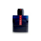 Dunkelblauer Parfumflakon Luna Rossa Ocean Eau de Toilette mit rotem Etikett auf weißem Hintergrund