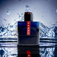 Blauer Luna Rossa Ocean Eau de Toilette Flakon vor spritzendem Wasser, luxuriöses Parfum.