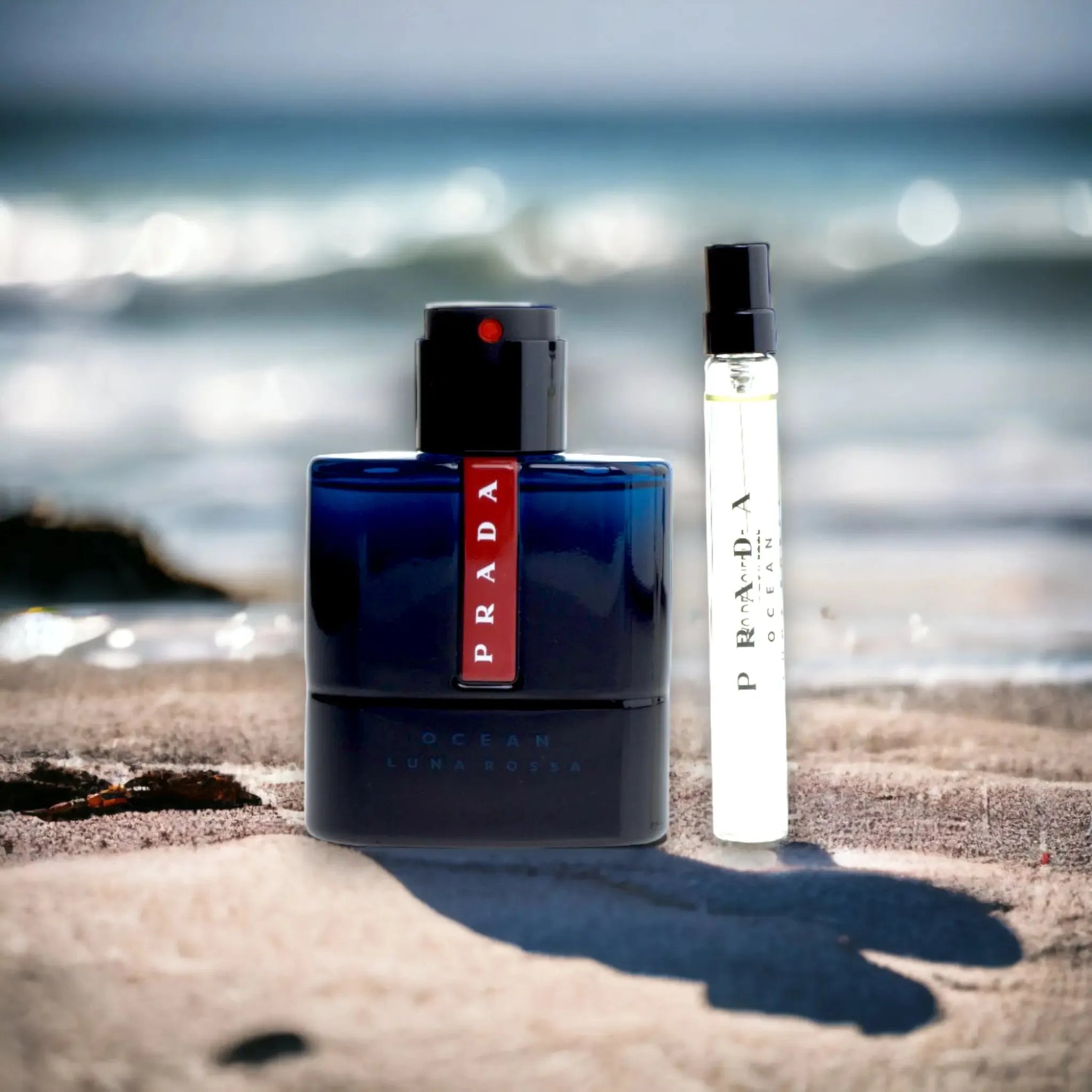 Prada Luna Rossa Ocean Parfumflakon und Duftprobe am Strand mit Meeresblick