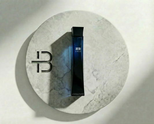 mach_dieser_Flasche_liegt_auf__Nano_Banana_Pro_36117 - BLACK ELIXIR - Maison de Parfum