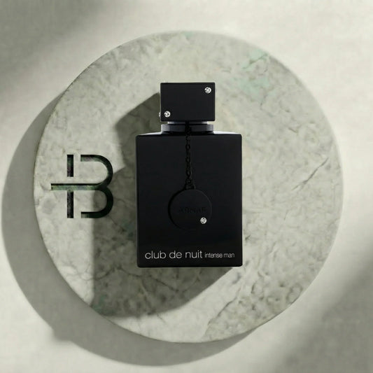 mach_dieser_Flasche_liegt_auf__Nano_Banana_Pro_81168 - BLACK ELIXIR - Maison de Parfum
