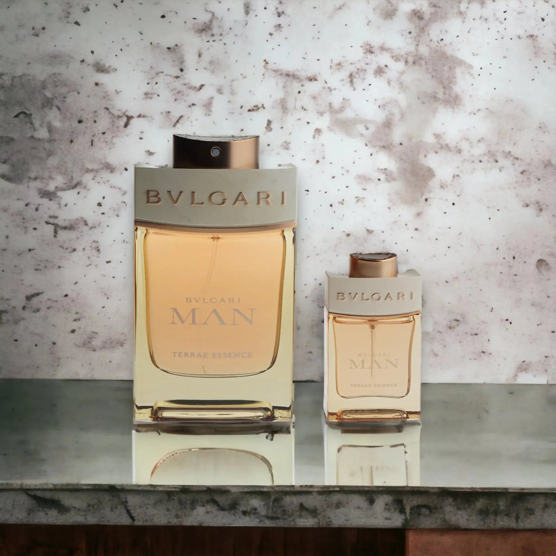 Bvlgari Man Terrae Essence Duftset, zwei Flakons auf Marmor-Oberfläche, luxuriöses Parfum