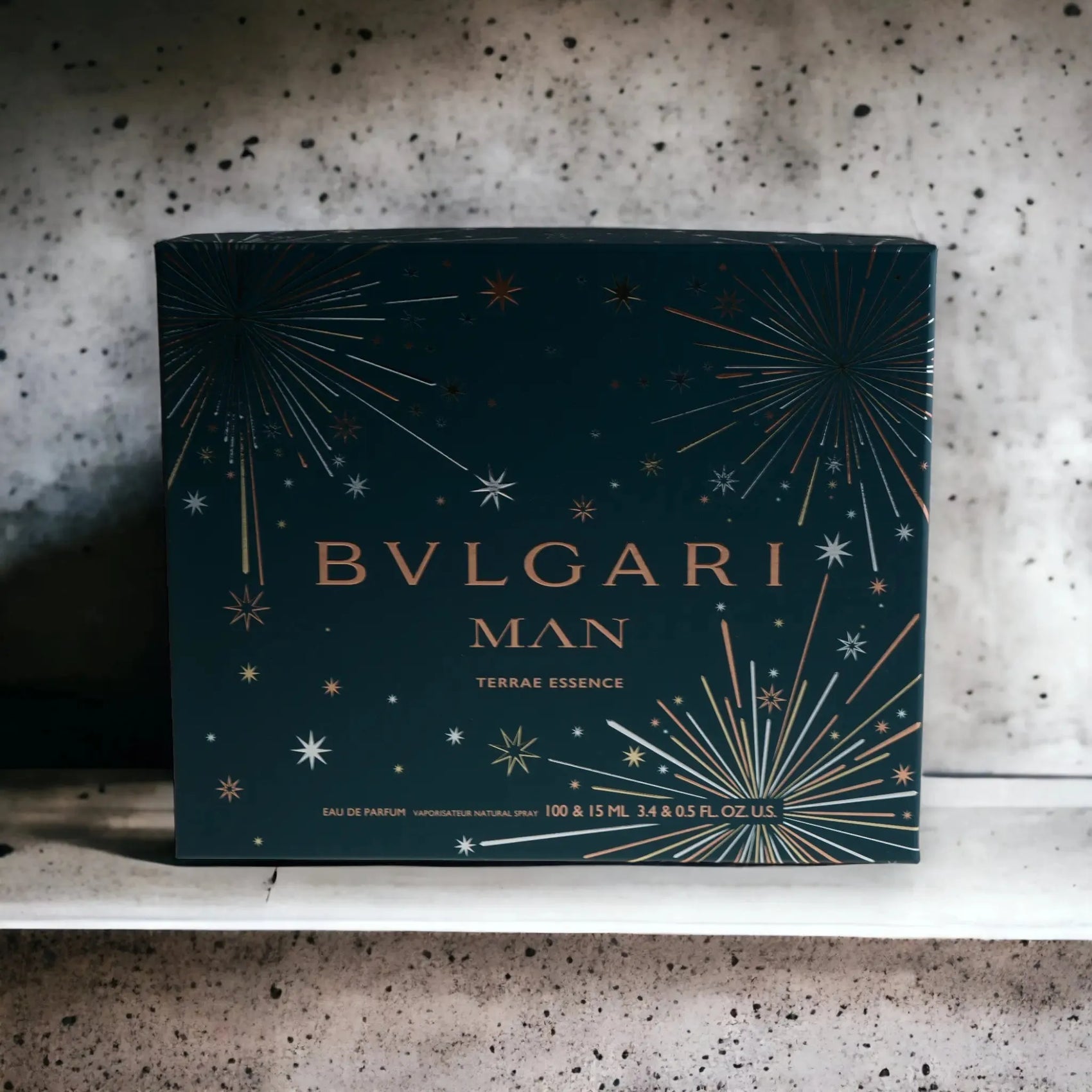Bulgari Man Terrae Essence Duftset Verpackung mit goldenen Sternen auf dunklem Hintergrund