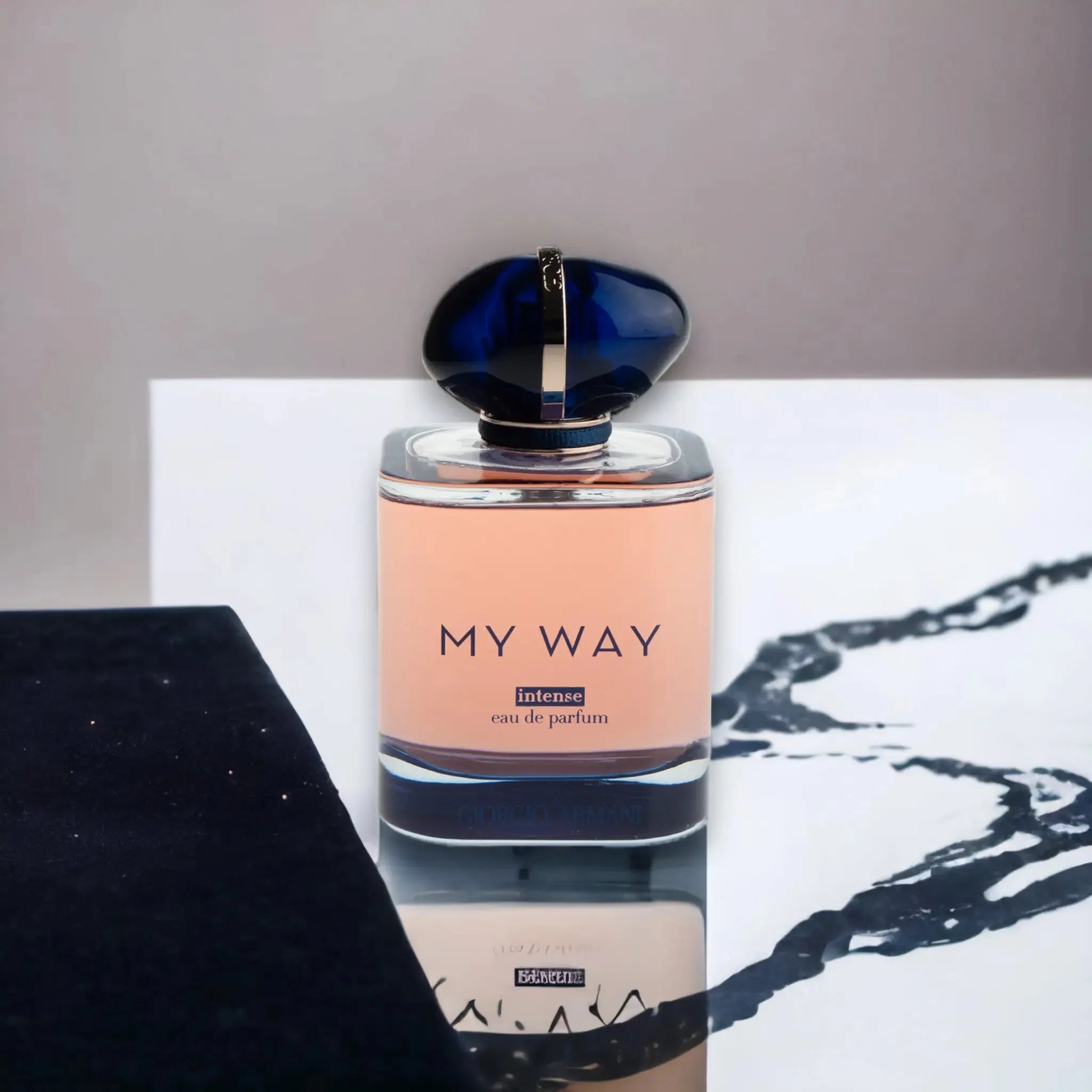 Parfümflakon My Way Intense Eau de Parfum mit dunkelblauem Verschluss auf hellem Hintergrund
