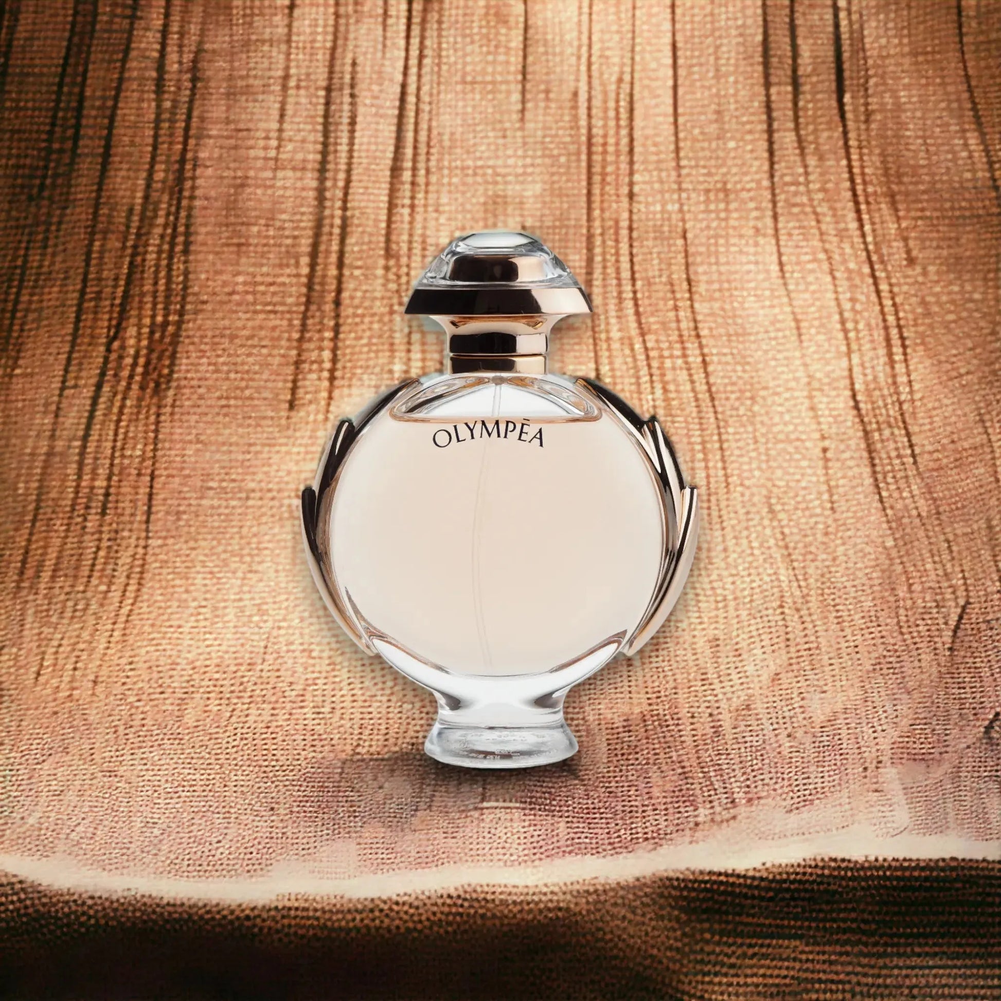 Olympea Eau de Parfum Flakon auf strukturiertem Hintergrund, Luxusparfüm, Damenparfum