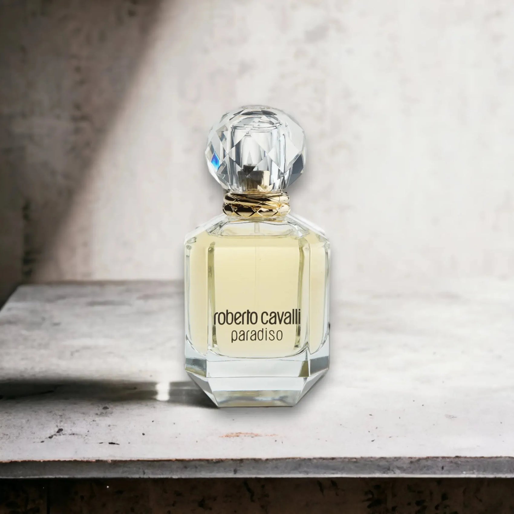 Edler Flakon Roberto Cavalli Paradiso Eau de Parfum auf hellem Untergrund.