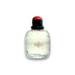 Eau de Toilette Flakon Paris mit klarem Glas, schwarzem Hals und rotem Verschluss, freigestellt