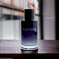 Sauvage Eau de Toilette Flakon, moderner Herrenparfum, Glasflasche auf Holztisch, Nahaufnahme