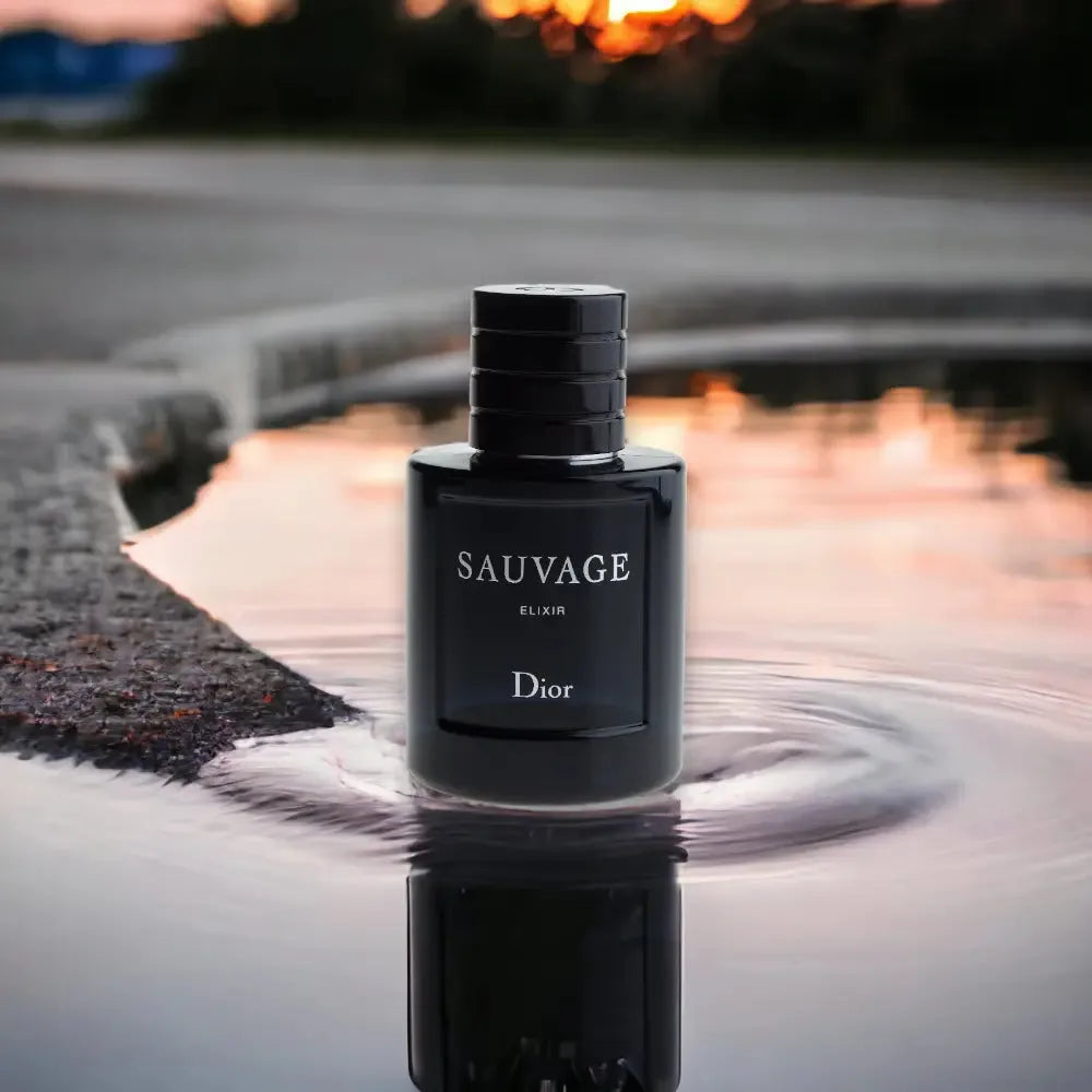Dunkle Parfumflasche Sauvage Elixir steht im Wasser bei Sonnenuntergang, luxuriöses Duftbild