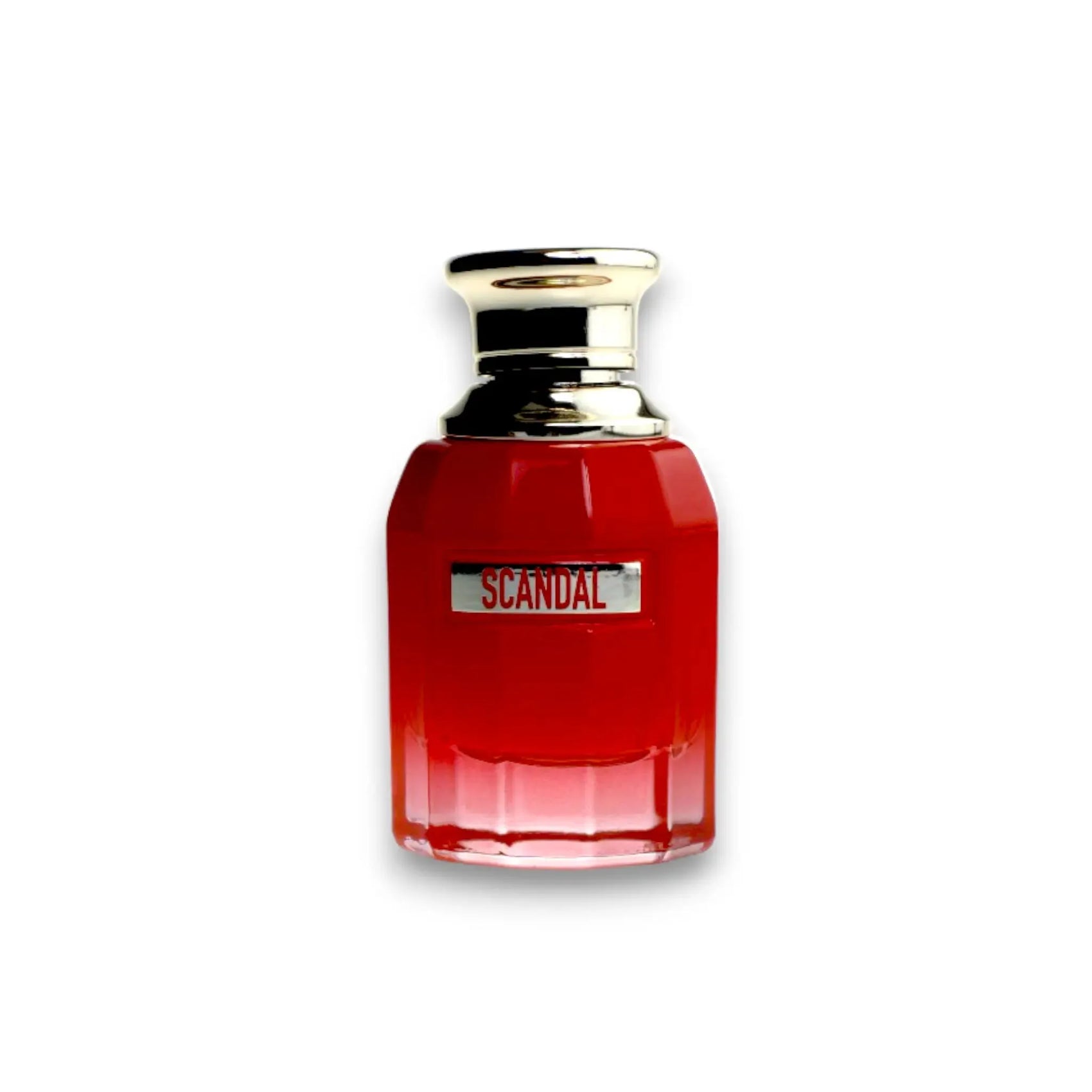Roter Flakon Parfum Scandal mit goldfarbenem Verschluss auf weißem Hintergrund