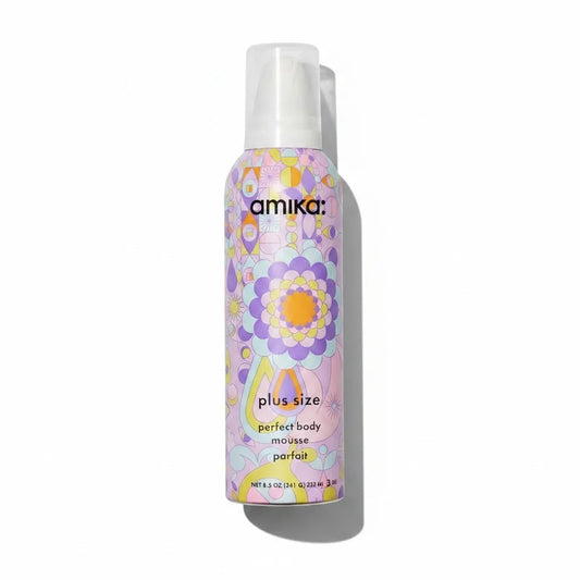 Amika Plus Size Perfect Body Mousse Parfait Körpermousse in farbenfroher Flasche