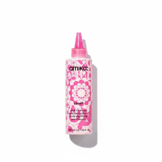 Amika Reset Pink Charcoal Scalp Cleansing Oil in einer pinken Flasche mit Applikatorspitze