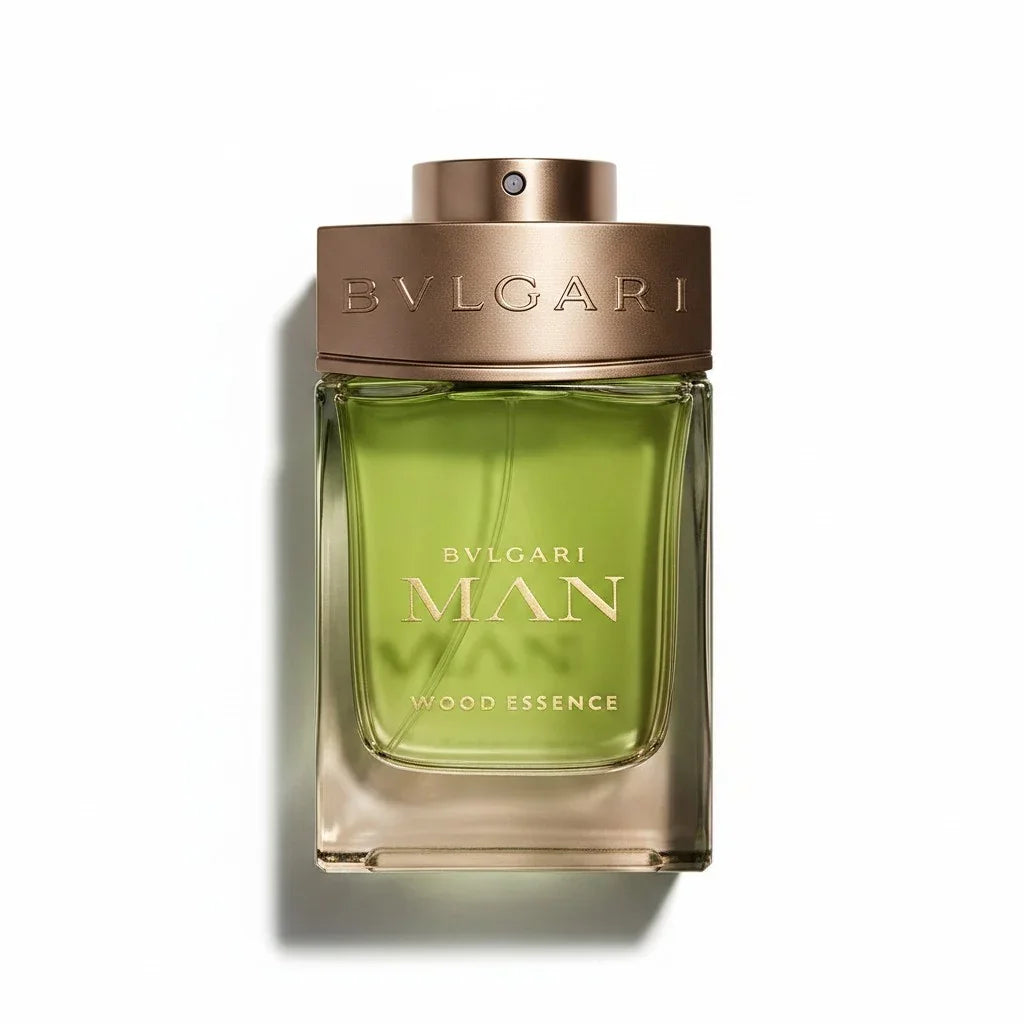 Bvlgari Man Wood Essence Parfumflakon mit grünem Inhalt und bronzefarbenem Verschluss