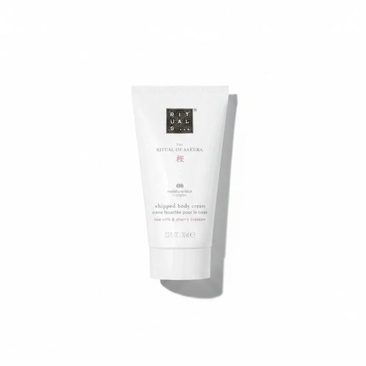 Weiße Tube der Rituals The Ritual of Sakura aufgeschlagene Körpercreme mit Reismilch und Kirschblüte