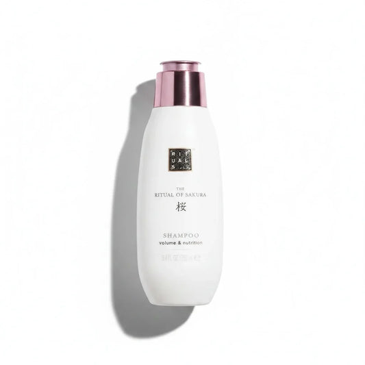 Weiße Flasche The Ritual of Sakura Shampoo für Volumen und Pflege vor weißem Hintergrund