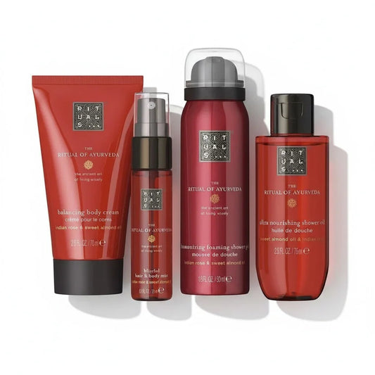 The Ritual of Ayurveda Körperpflege-Set mit Body Cream, Spray und Duschöl in roten Flakons.