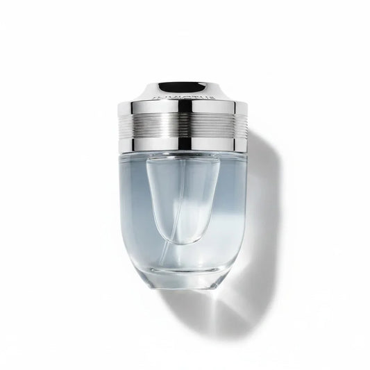 Ein Flakon des Paco Rabanne Invictus Parfums mit silbernem Verschluss vor weißem Hintergrund.