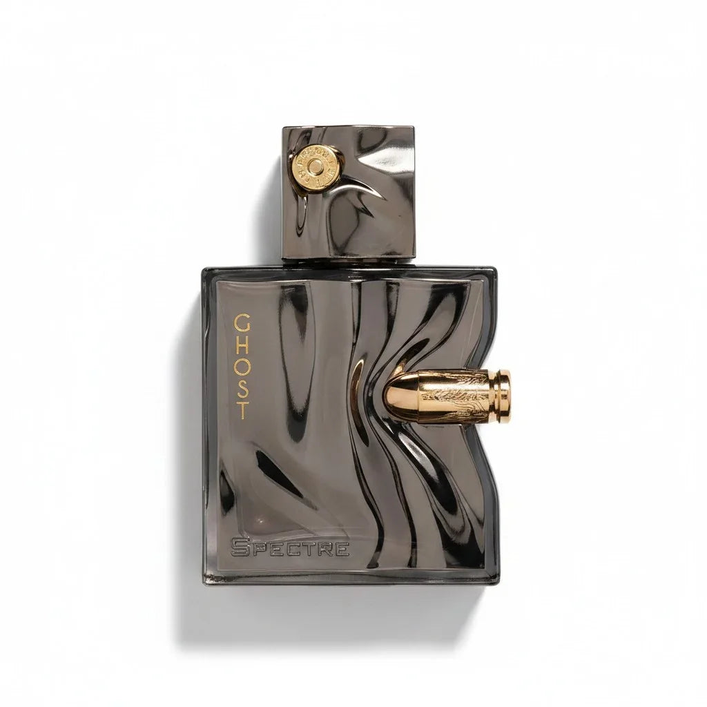Ein grauer Parfumflakon von Ghost Spectre mit einer goldfarbenen Kugel als Detail.