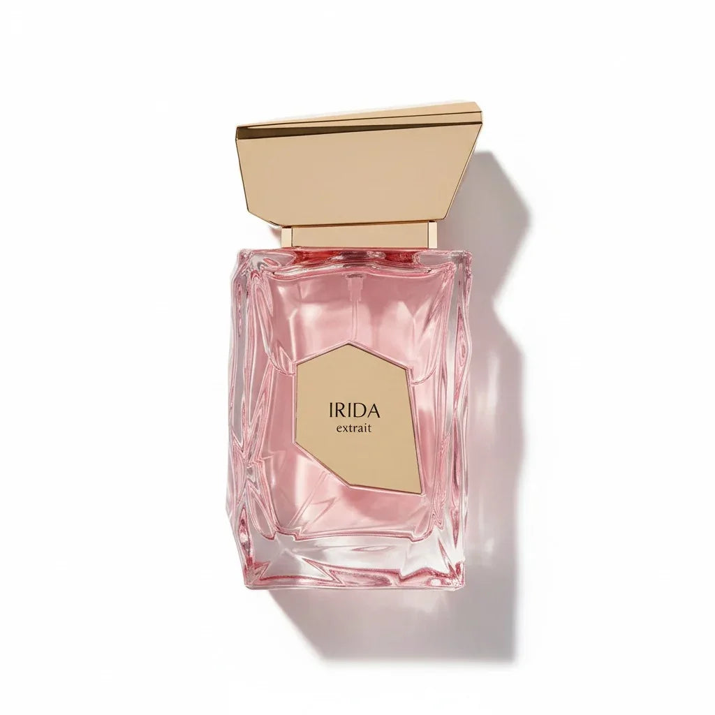 Rosa Parfumflakon IRIDA Extrait mit goldenem Verschluss auf weißem Hintergrund