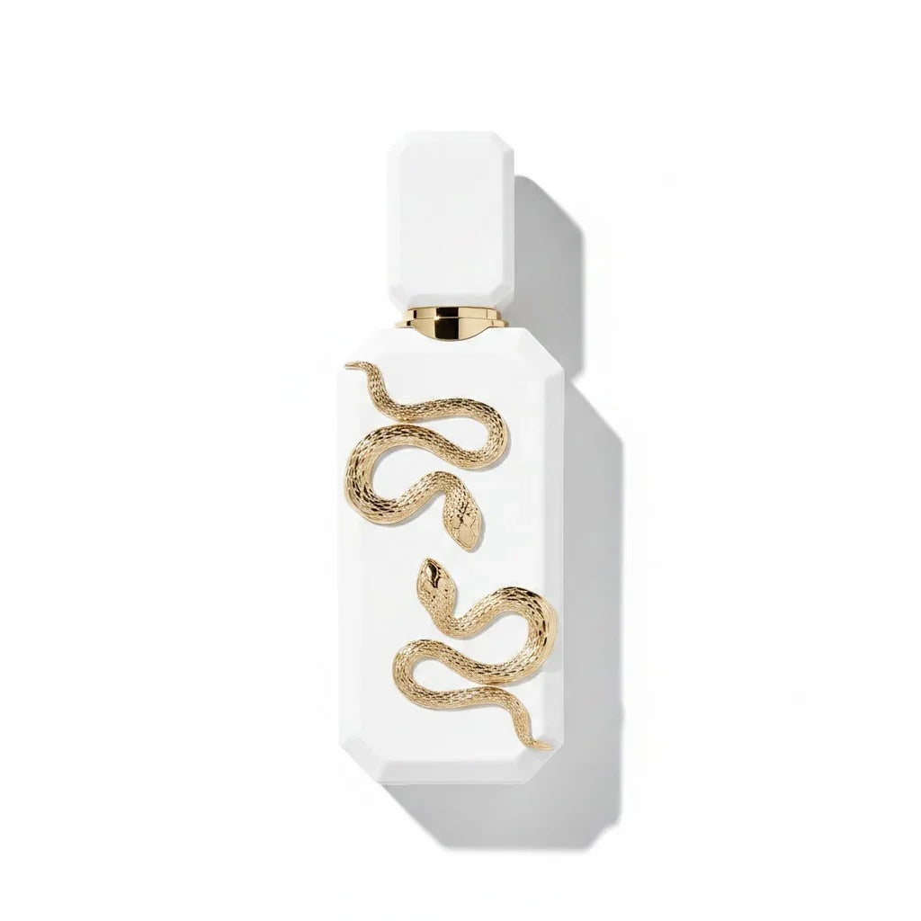 Weißer Parfumflakon mit zwei goldenen Schlangen-Ornamenten auf weißem Hintergrund