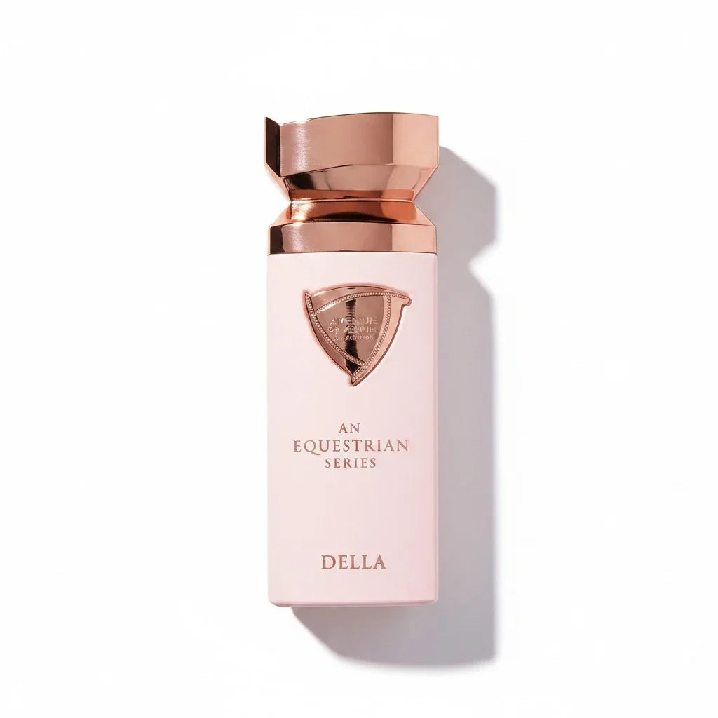 Rosa Parfumflakon della aus der Equestrian Series mit metallischem Verschluss auf weißem Hintergrund