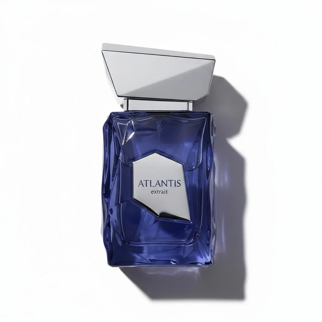 Blauer Atlantis Extrait Parfum Flakon mit silbernem Verschluss auf weißem Hintergrund