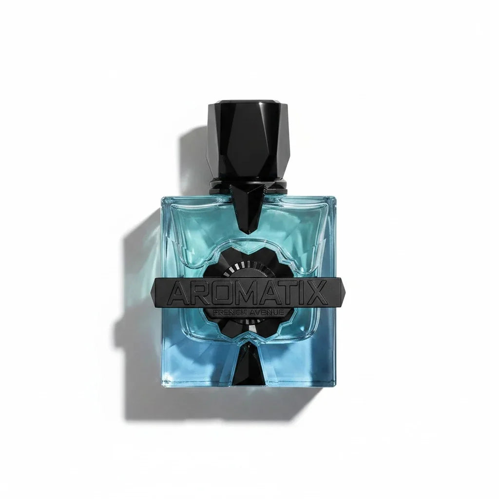 Blauer Aromatix French Avenue Parfumflakon mit schwarzem Verschluss auf weißem Hintergrund